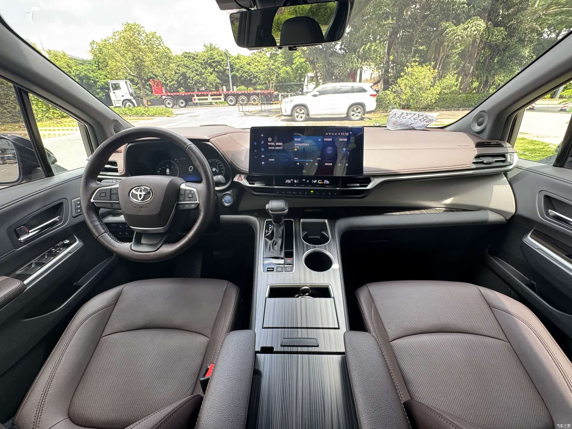 Toyota Granvia, 2023 13