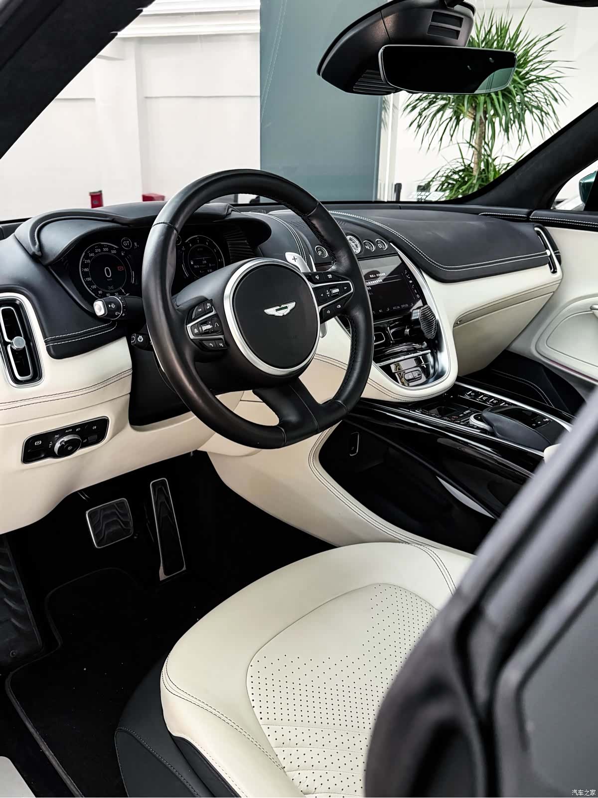 Aston Martin DBX, 2023 7