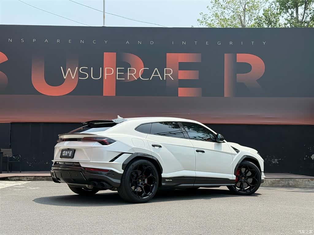 Lamborghini Urus, 2024 3