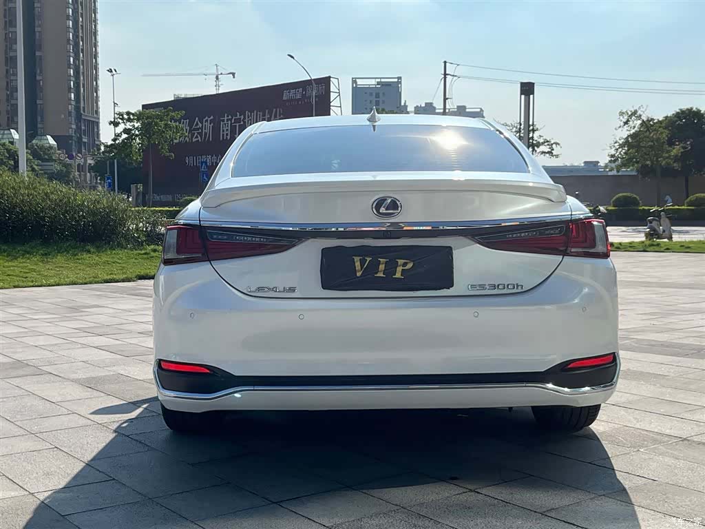 Lexus ES, 2023 все фото