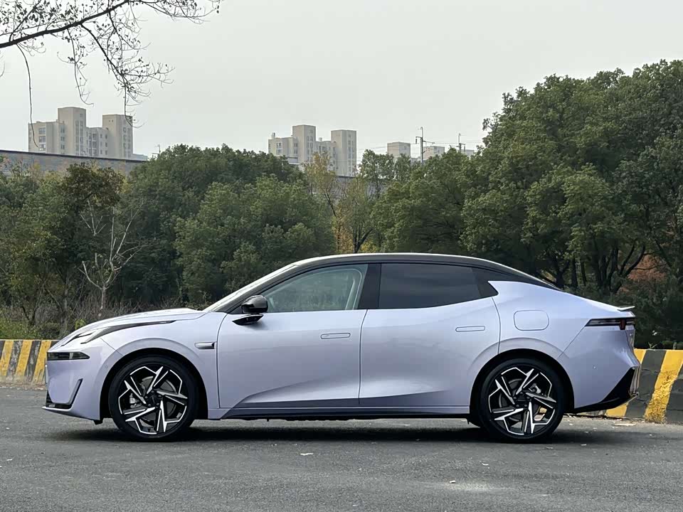 Lynk & Co 07 EM-P