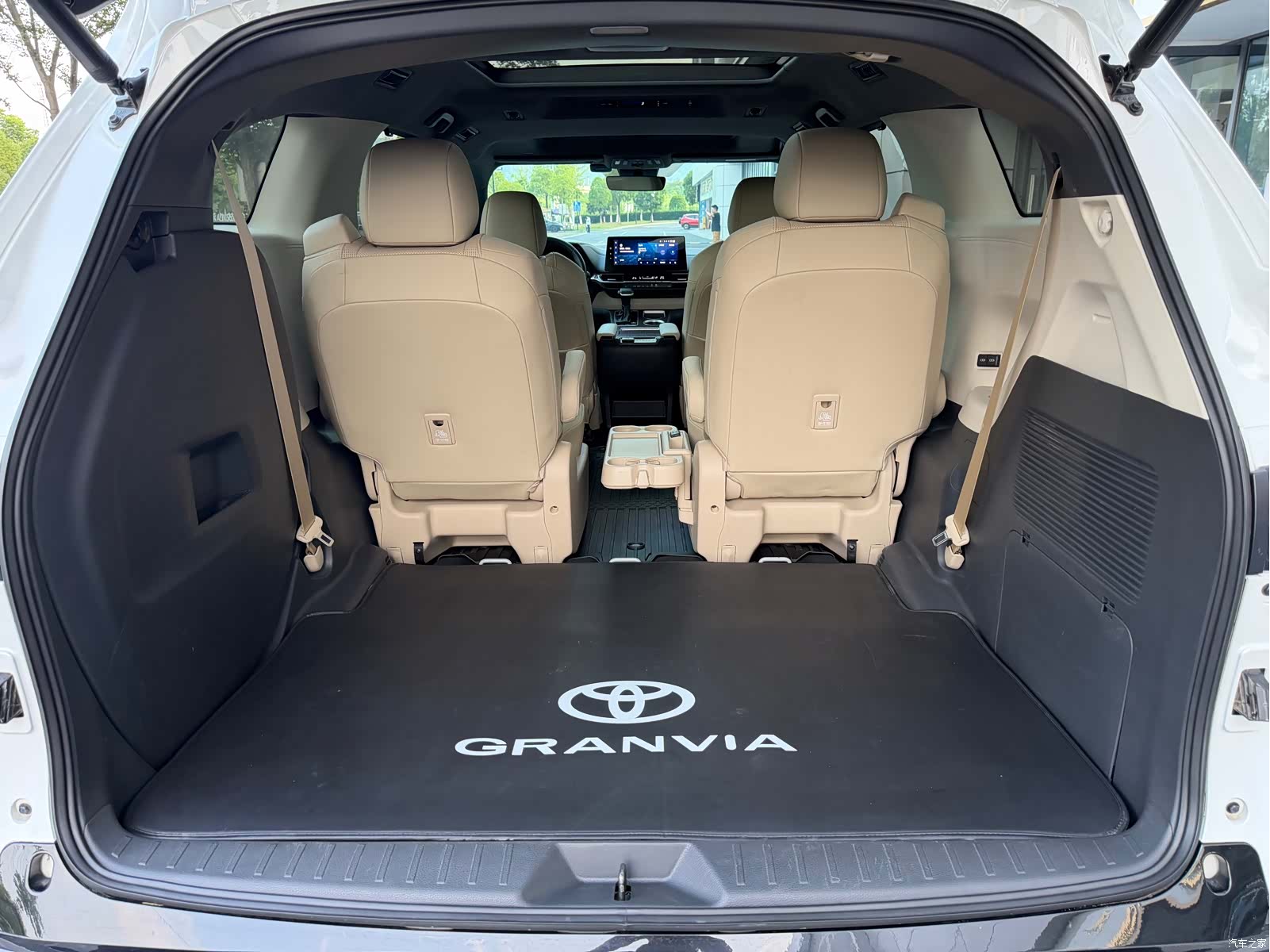 Toyota Granvia, 2023 12