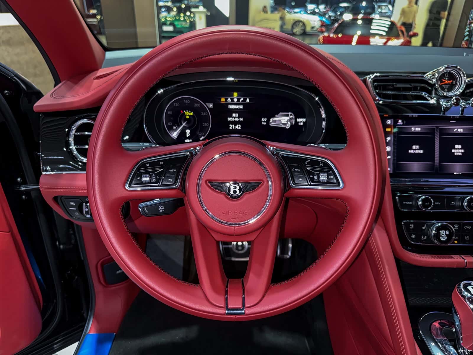Bentley Bentayga, 2022 10