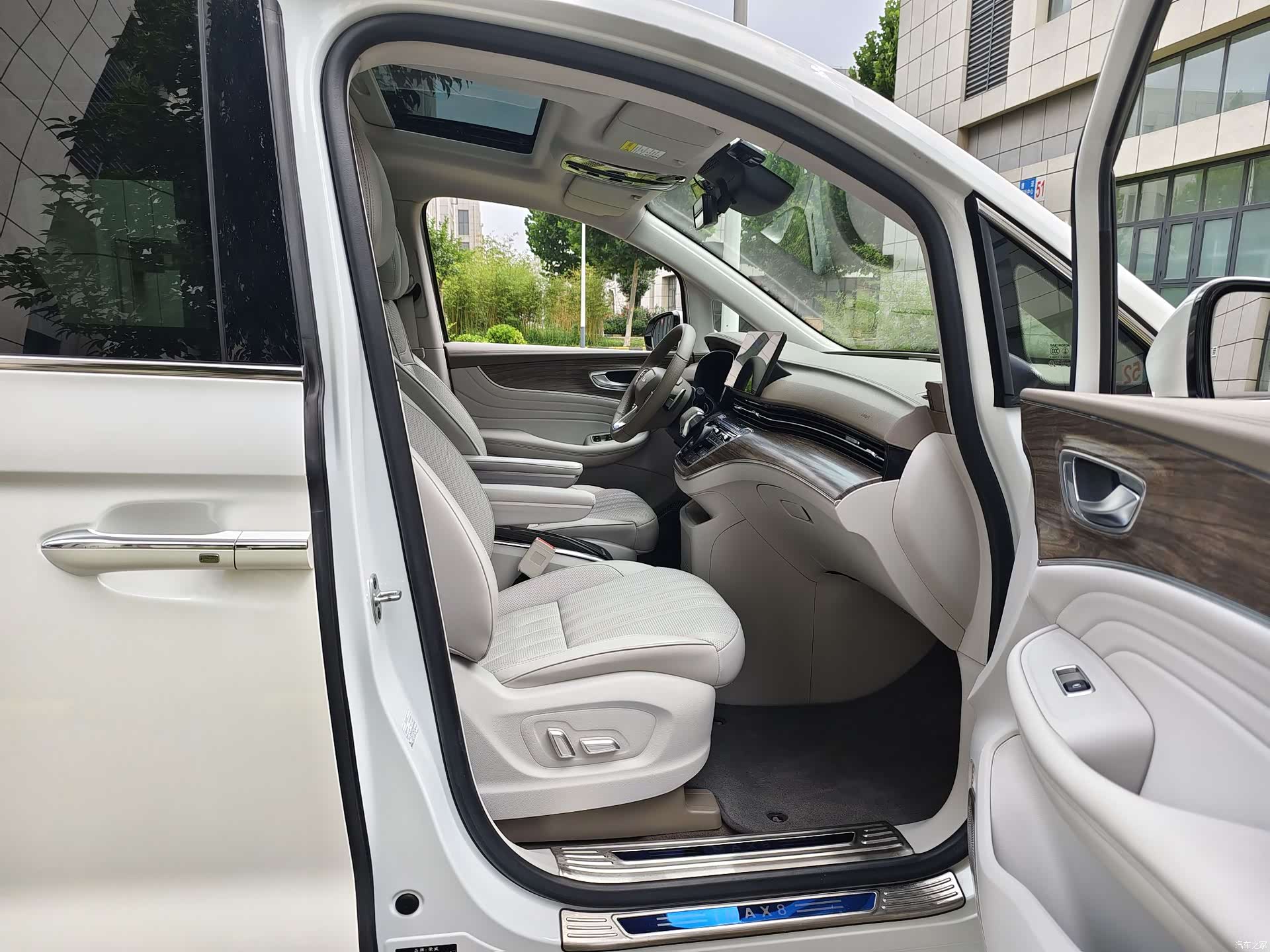 Roewe iMAX8, 2023 17