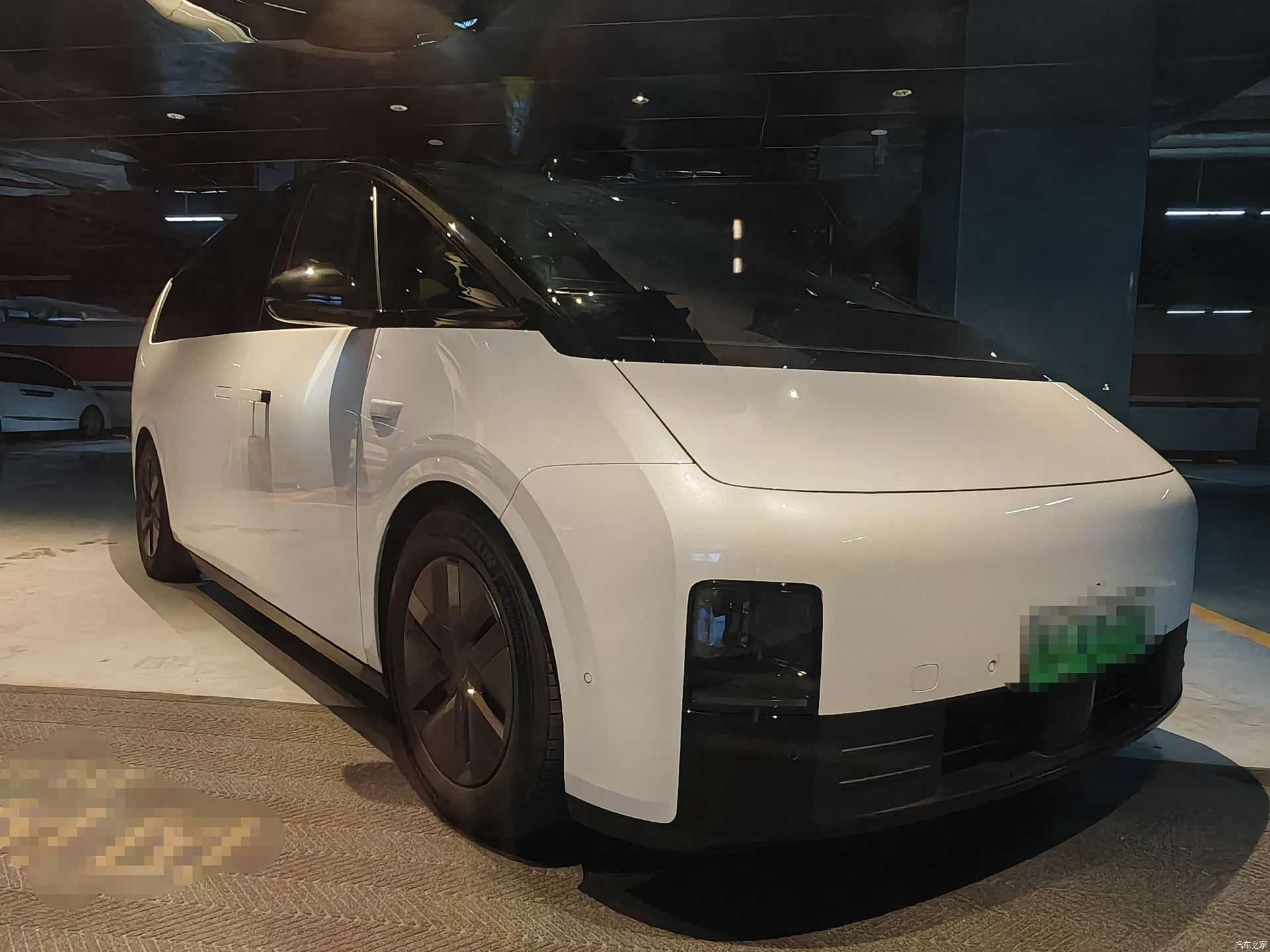 Li Auto MEGA, 2025 3