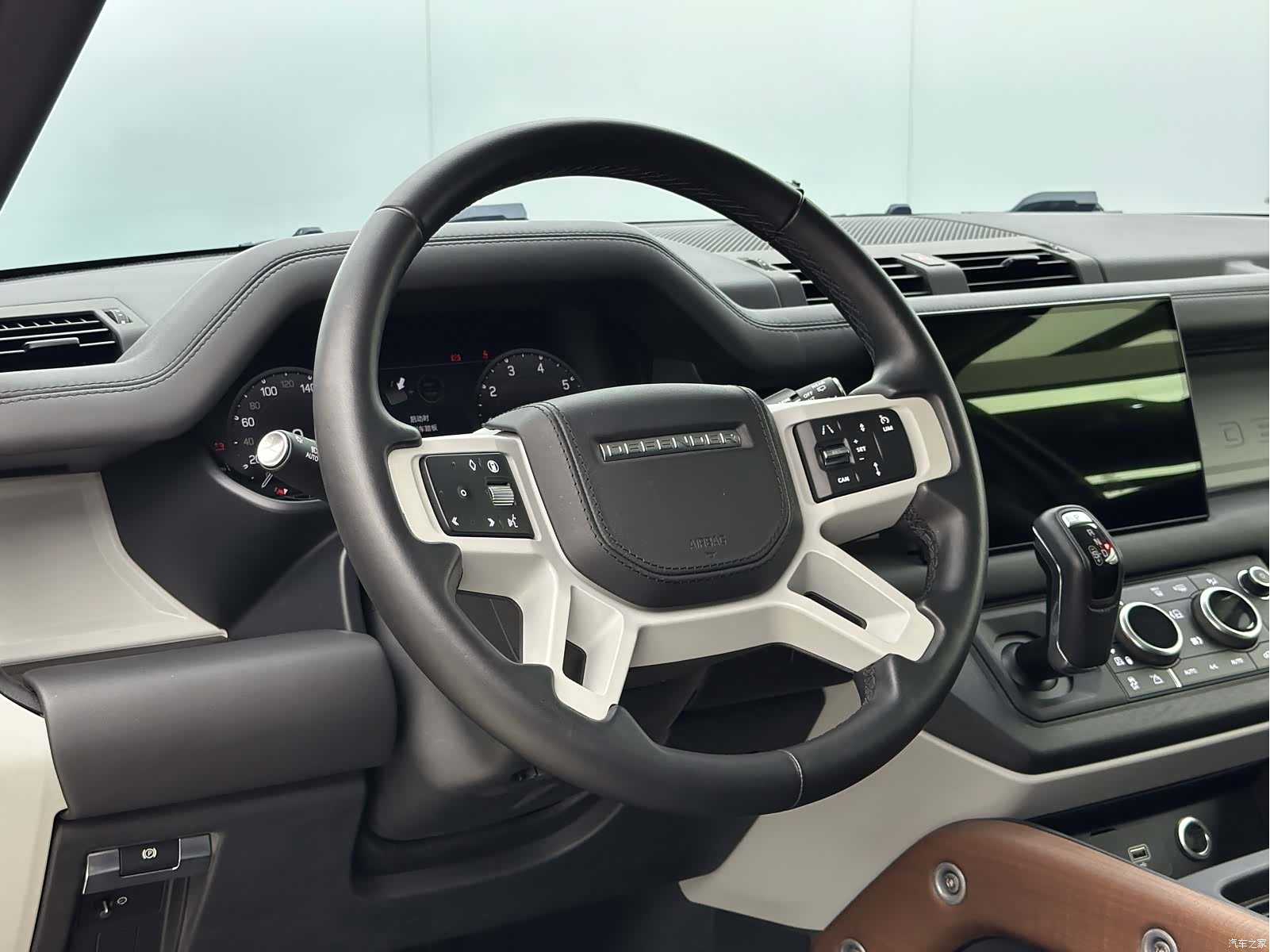 Land Rover Defender, 2023 14
