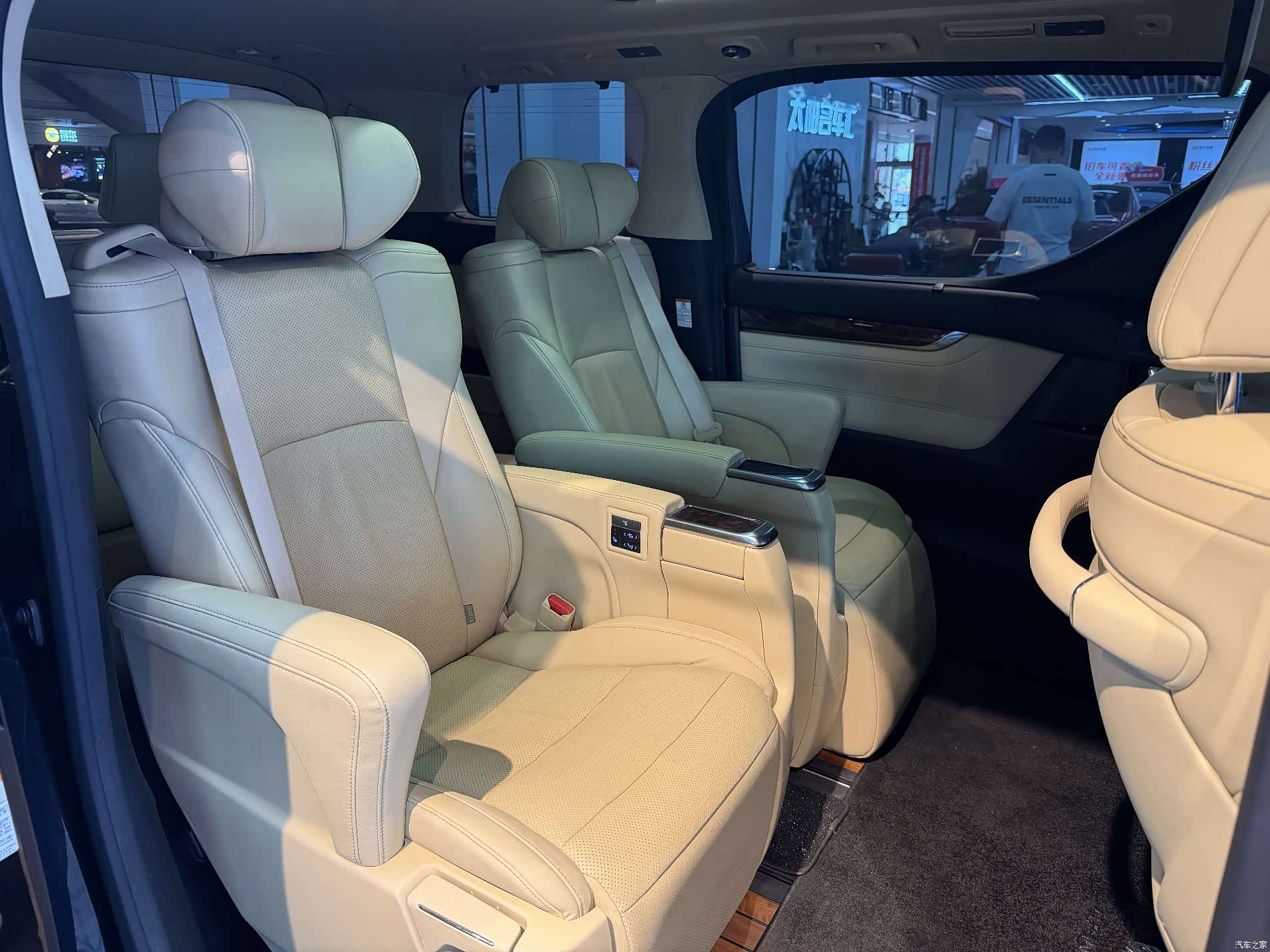 Toyota Alphard, 2019 13