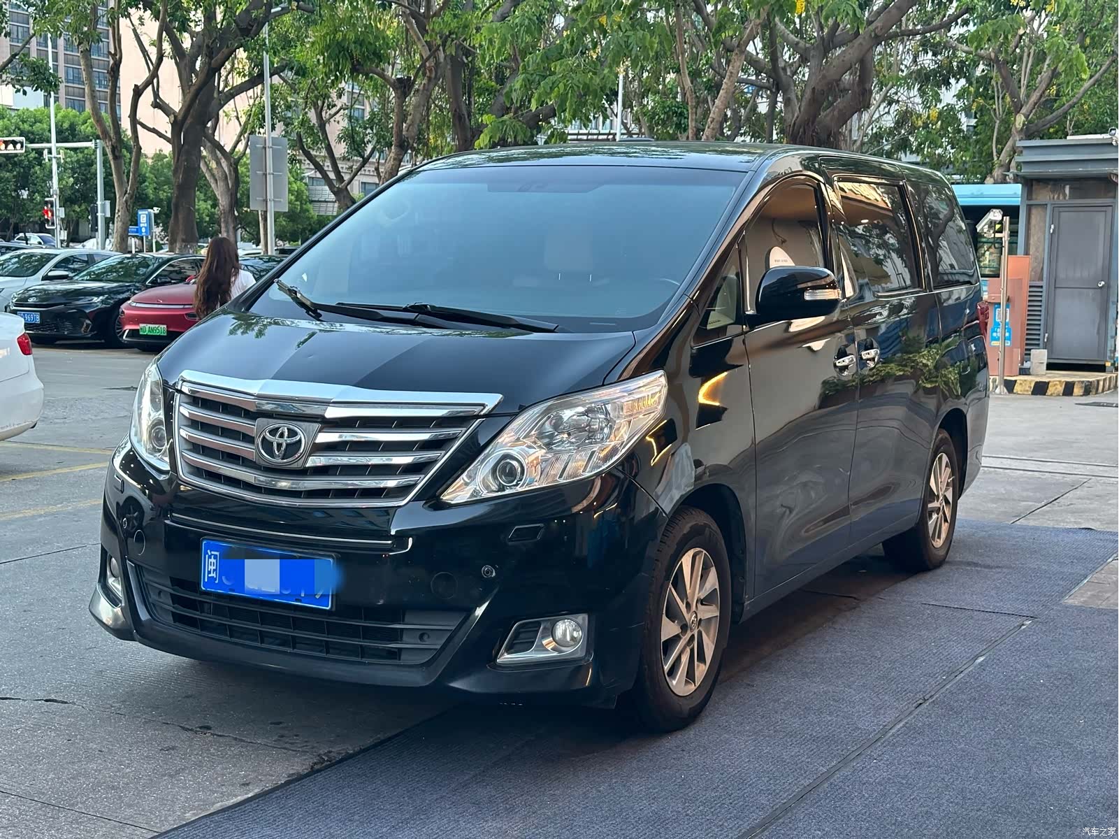 Toyota Alphard, 2014 1