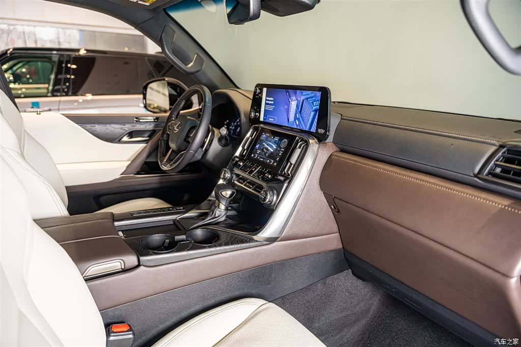 Lexus LX, 2025 10