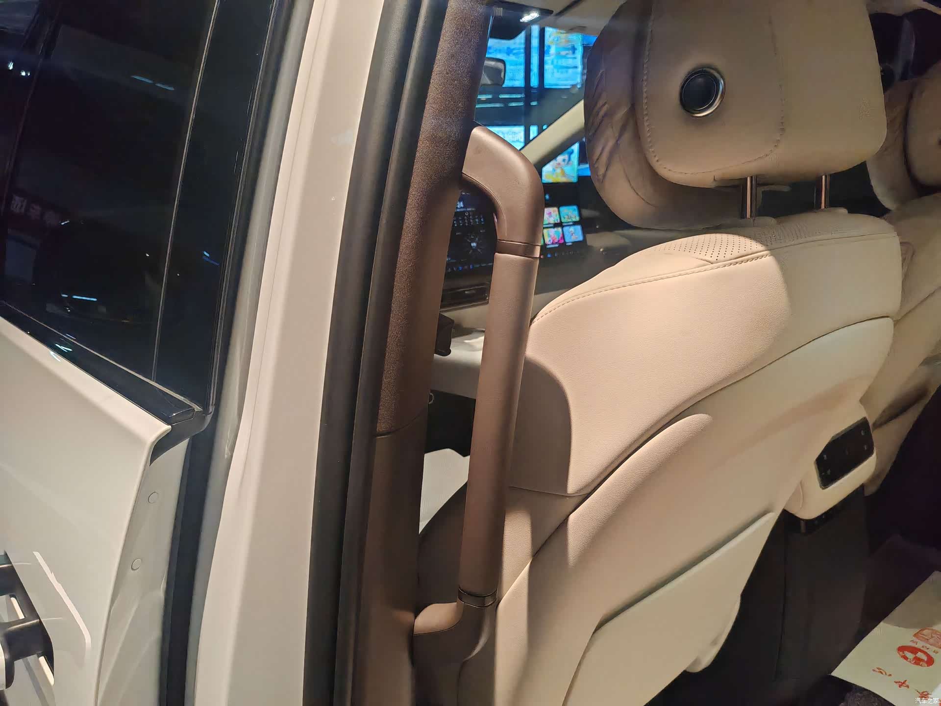 Li Auto MEGA, 2025 19