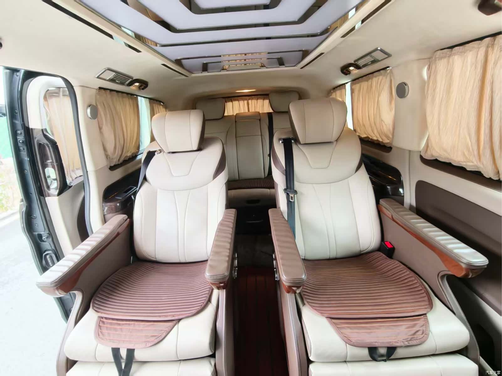 Mercedes-Benz 7, 2019 все фото