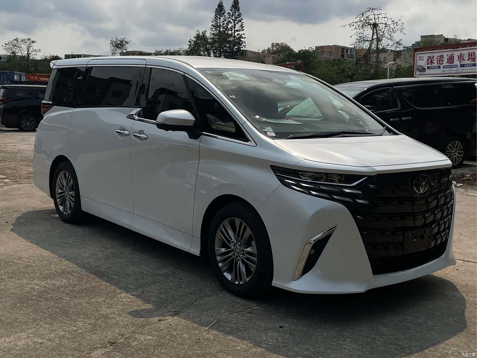 Toyota Alphard, 2025 7