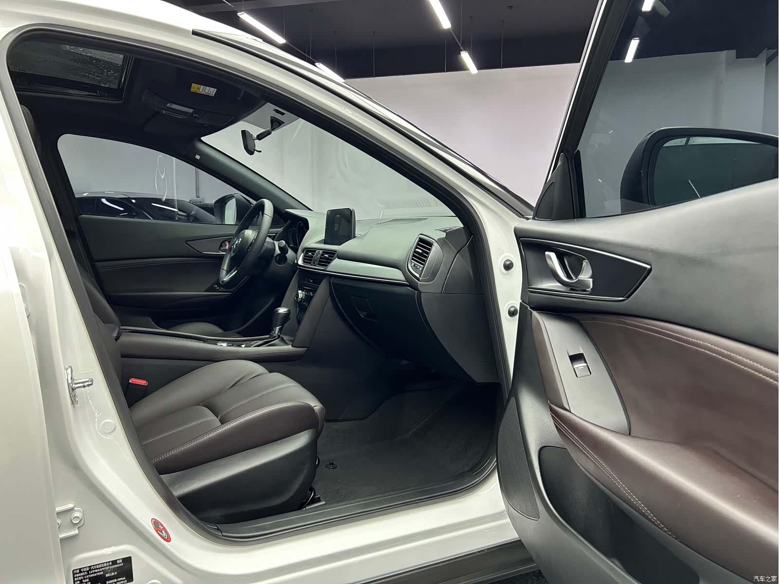 Mazda CX-4, 2023 21