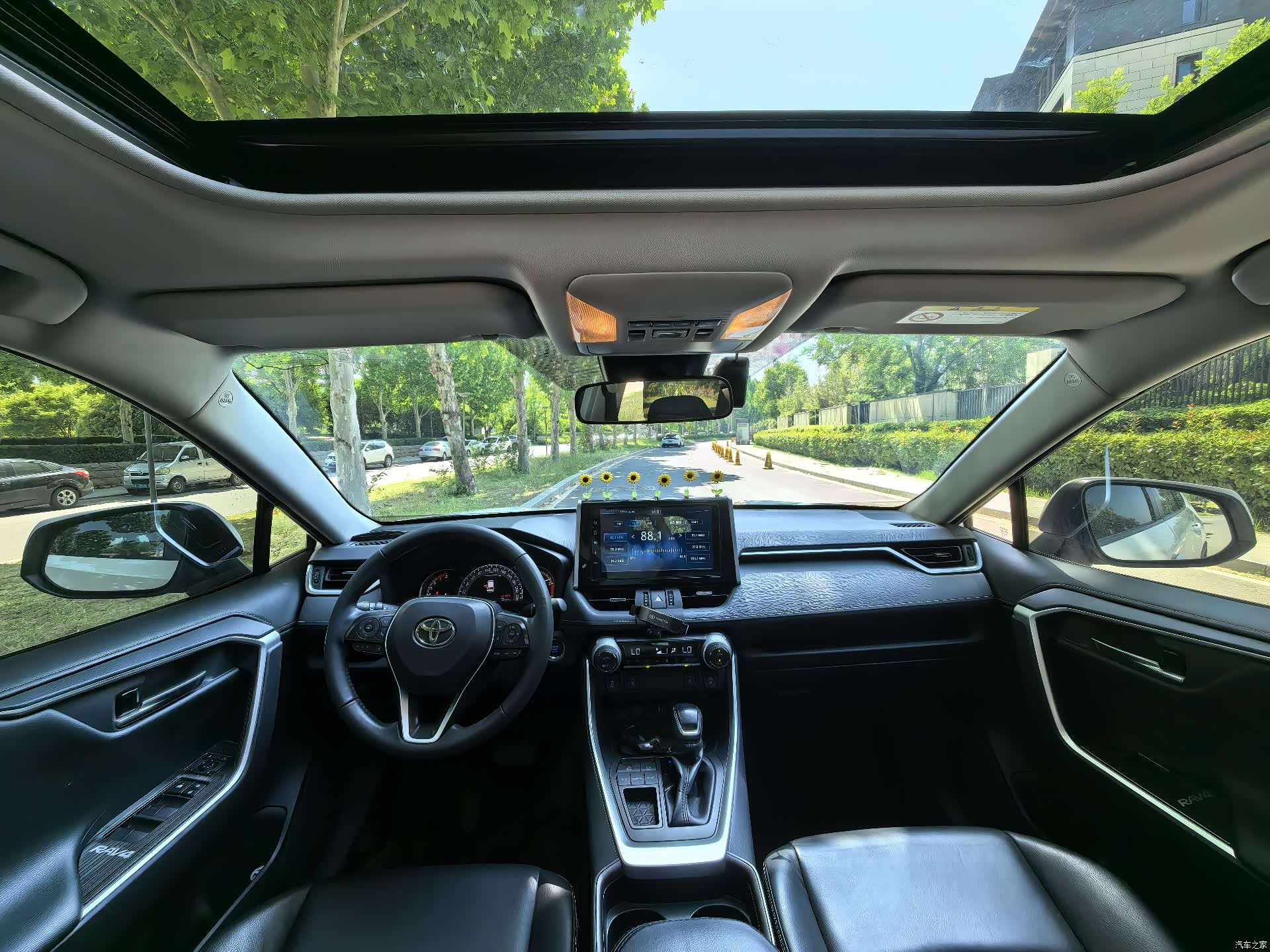 Toyota RAV4, 2021 все фото