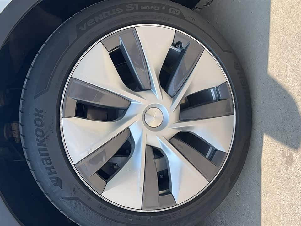 Tesla Model Y Tesla Model Y