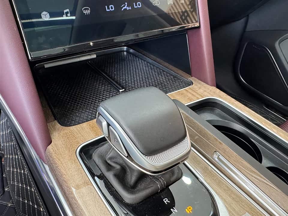 Hongqi HS7