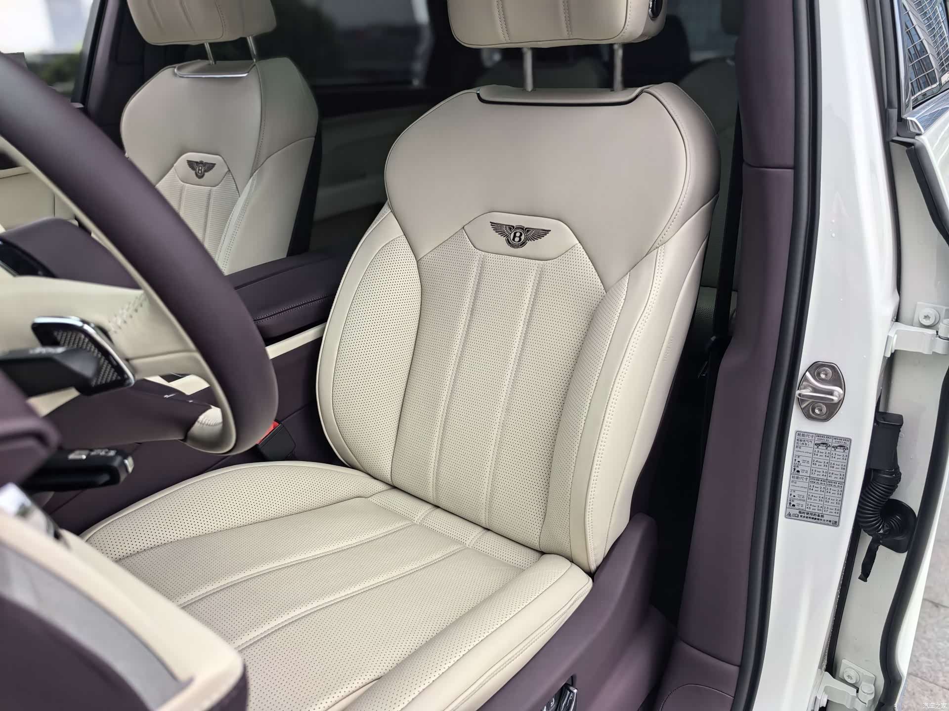 Bentley Bentayga, 2024 12