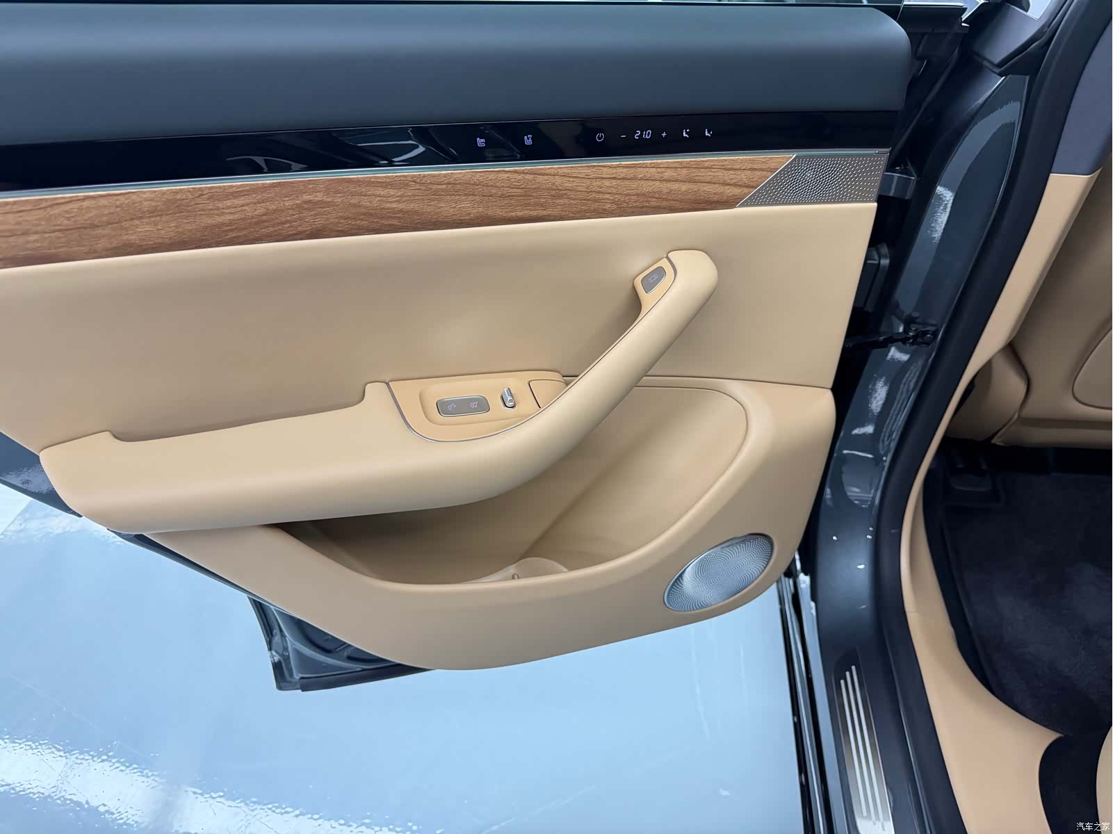 Luxeed R7, 2026 13