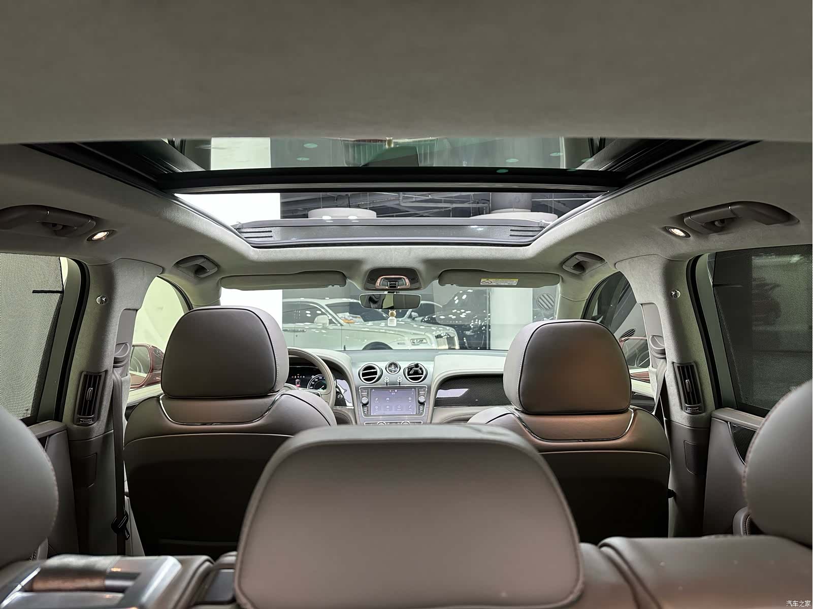 Bentley Bentayga, 2018 26