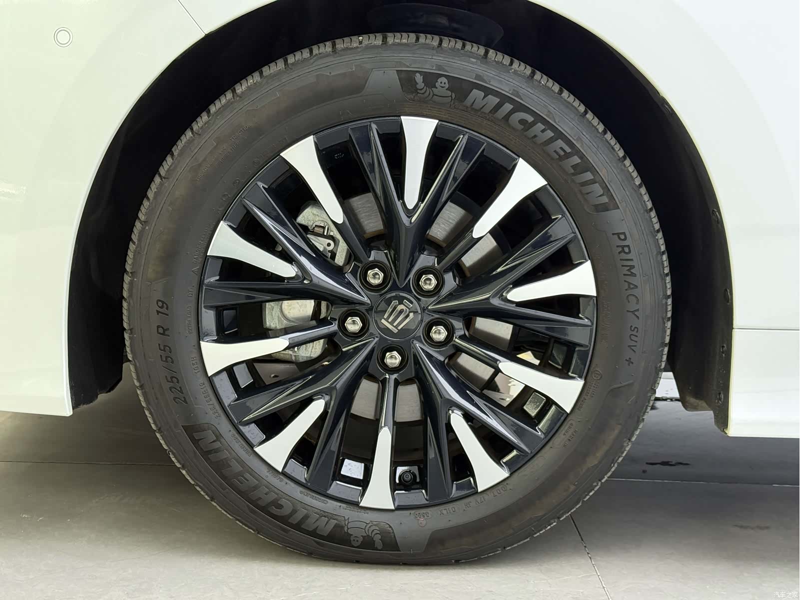 Toyota Vellfire, 2024 3