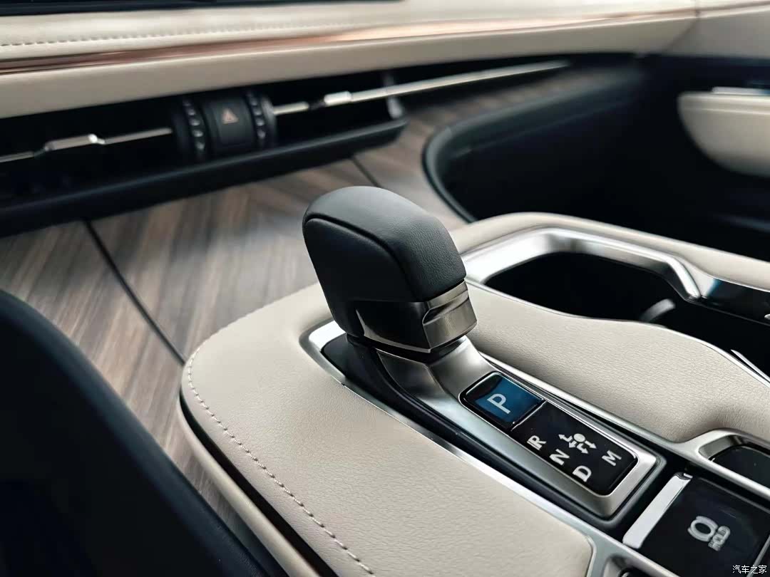 Lexus LM, 2025 10