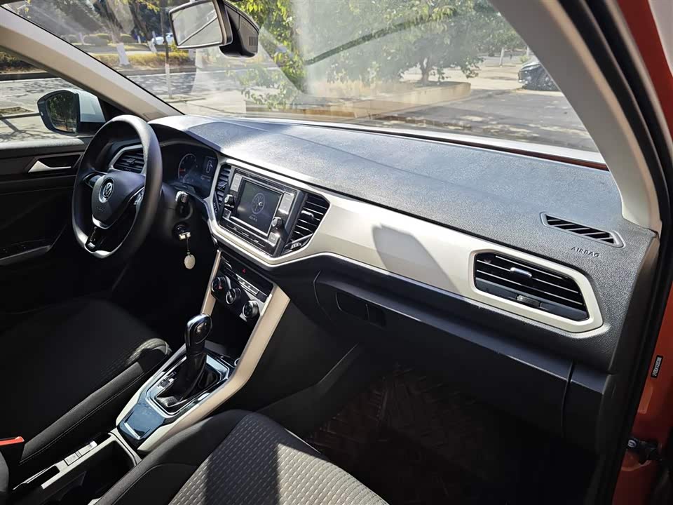 Volkswagen T-ROC exploring Songs