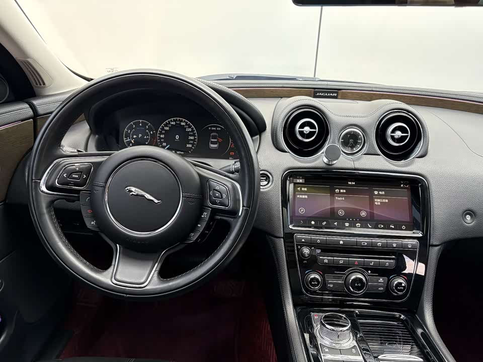 Jaguar XJ