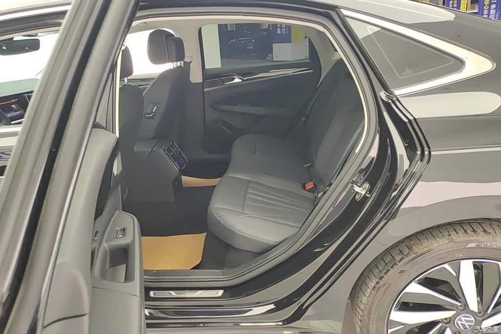 Volkswagen Passat, 2025 11