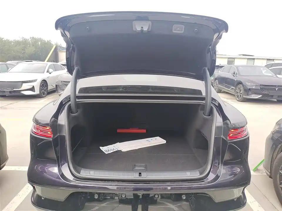 VOYAH Lantu chasing light