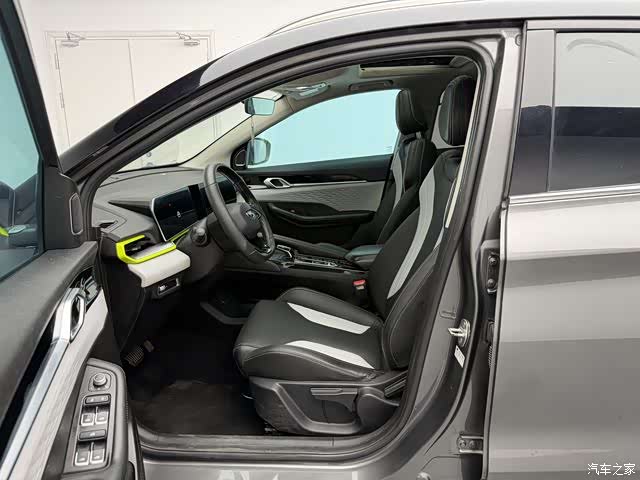 Geely Coolray, 2022 11