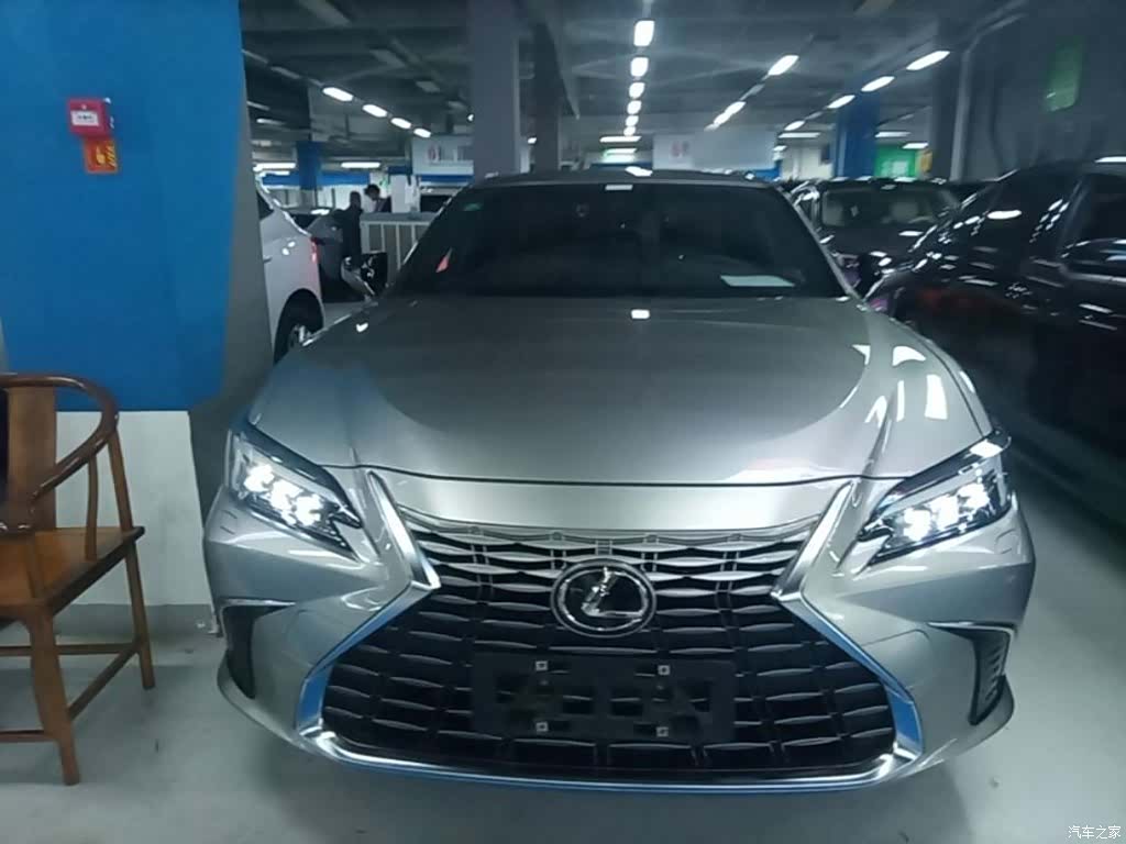 Lexus ES, 2025 3