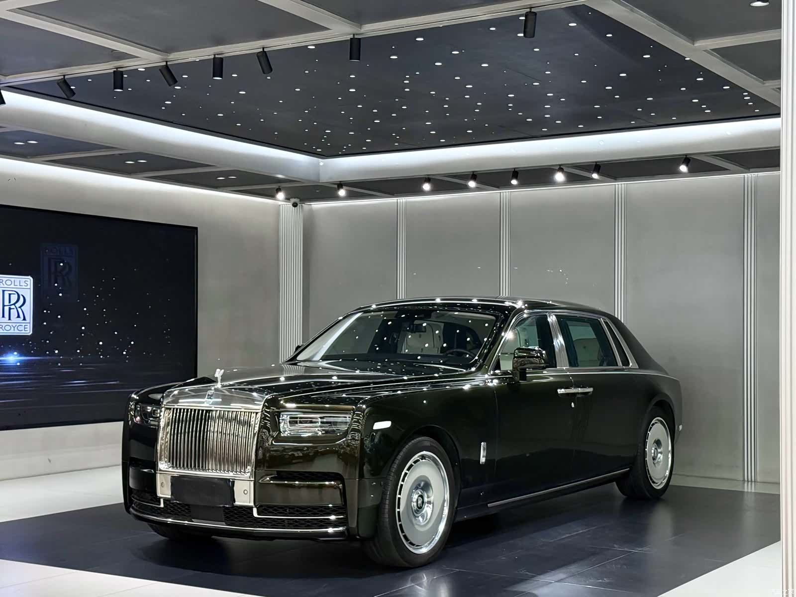 Rolls-Royce Phantom, 2022 3