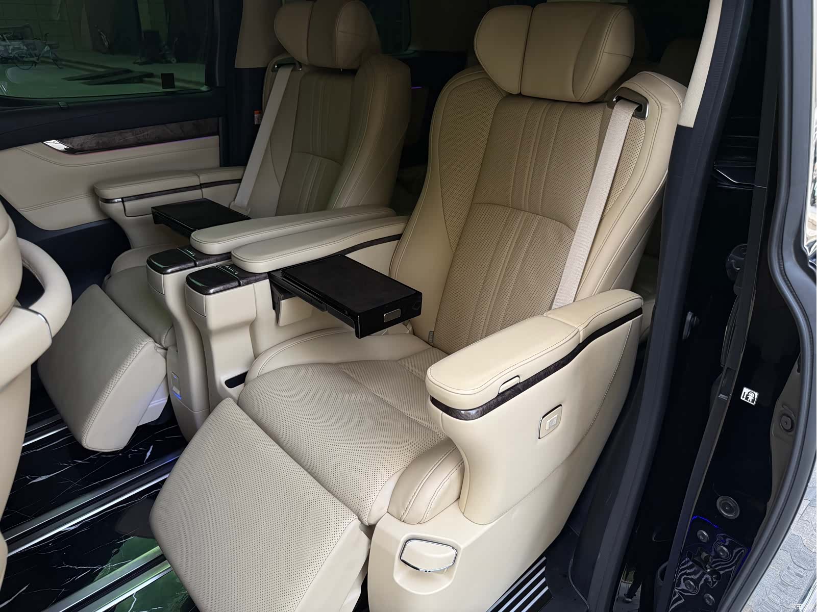 Toyota Alphard, 2023 10