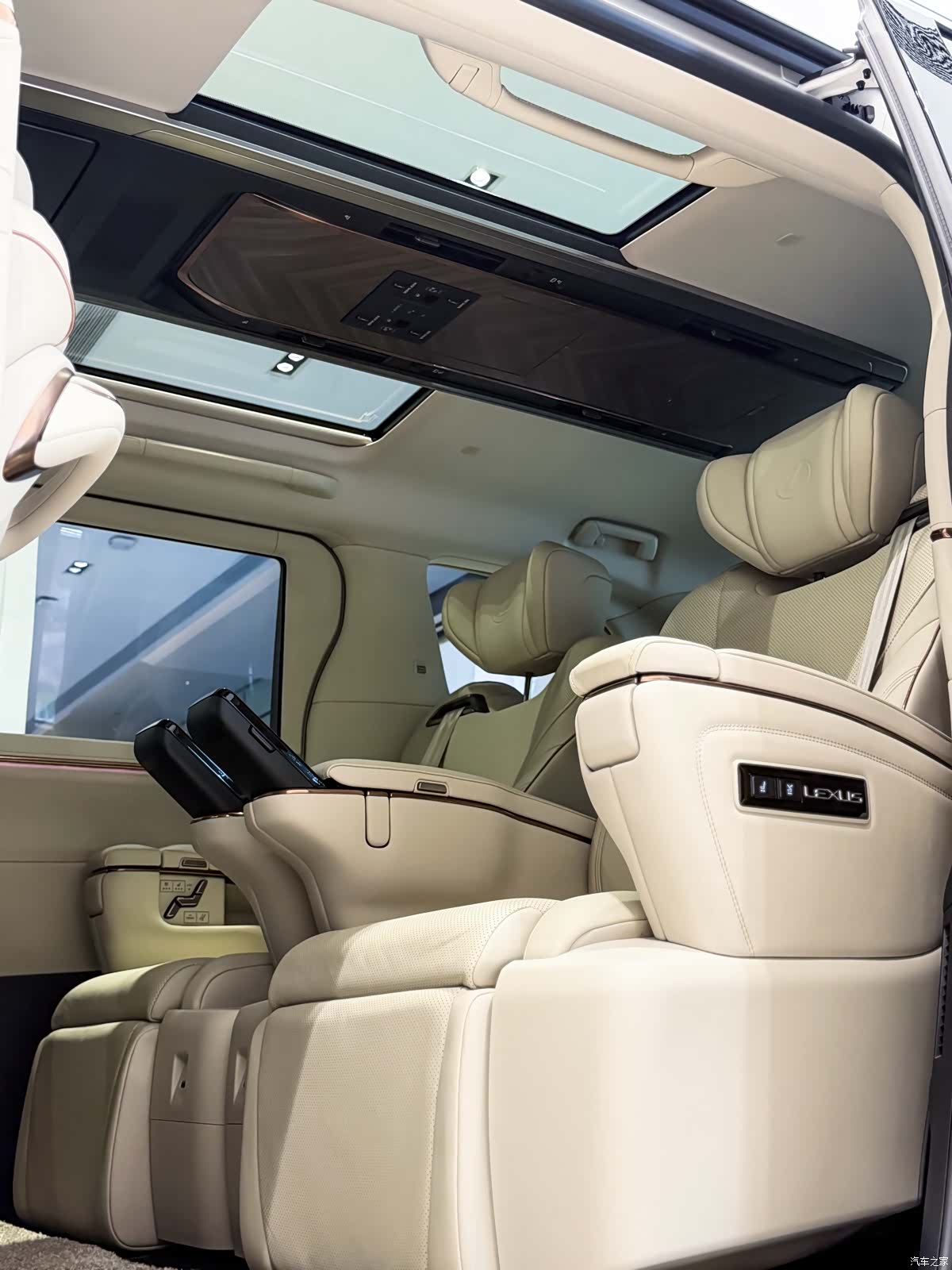 Lexus LM, 2025 19