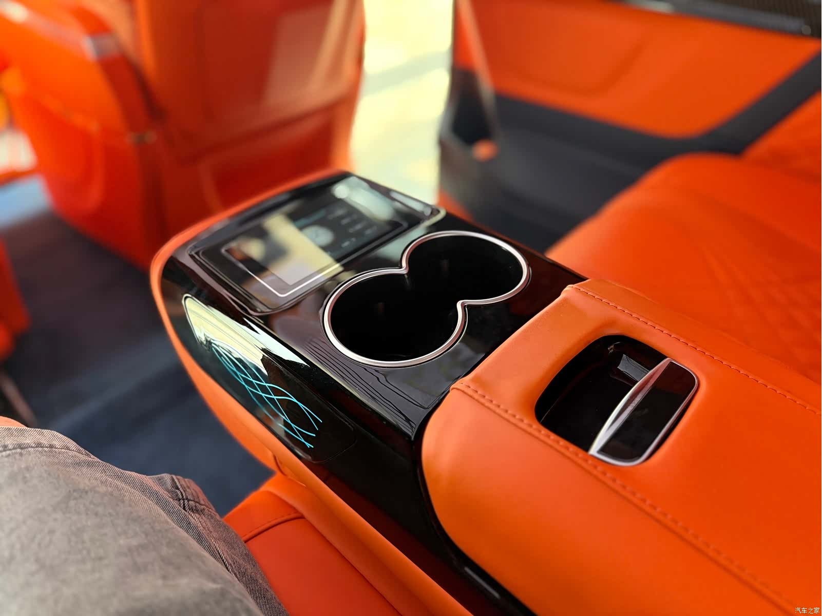 Mercedes-Benz 7, 2023 26
