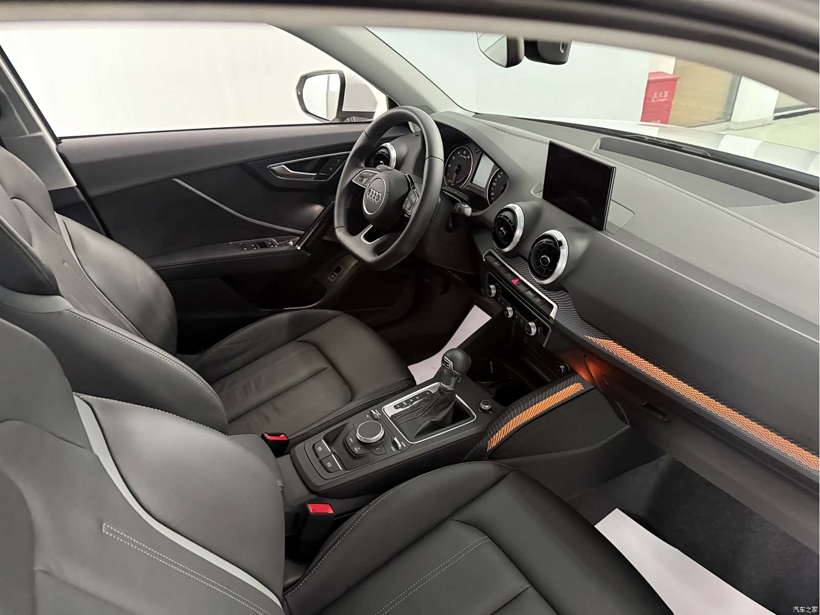 Audi Q2L, 2024 8