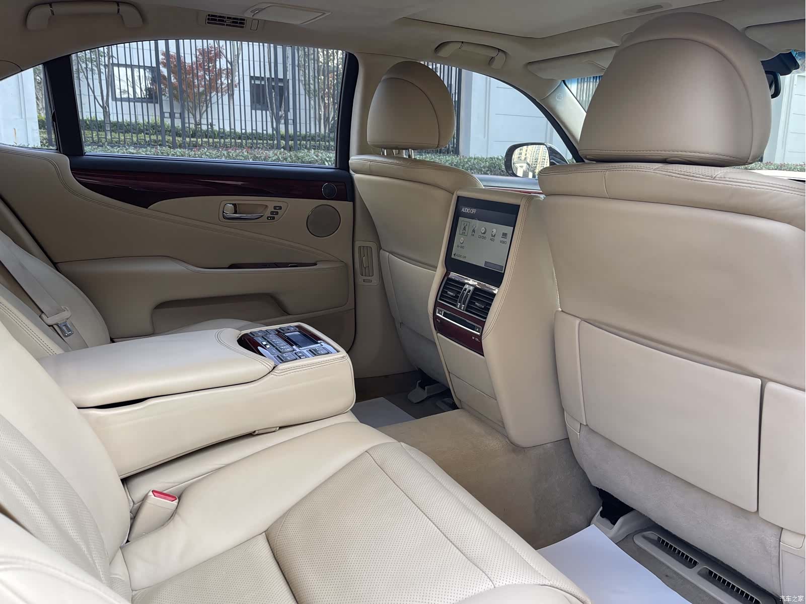 Lexus LS, 2011 12