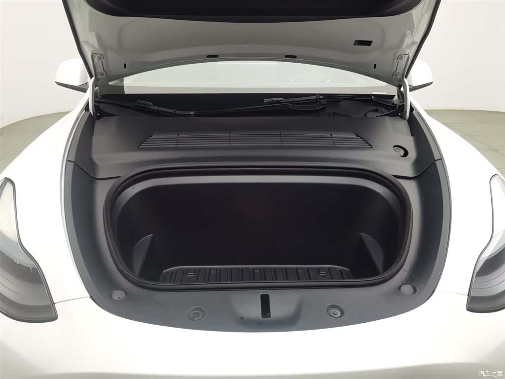 Tesla Model Y, 2024 6