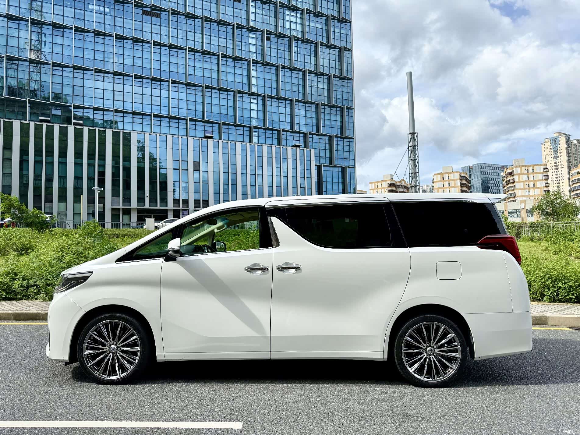 Toyota Alphard, 2019 11