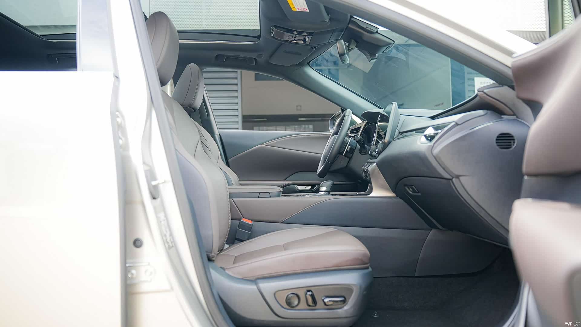 Lexus RX, 2023 11