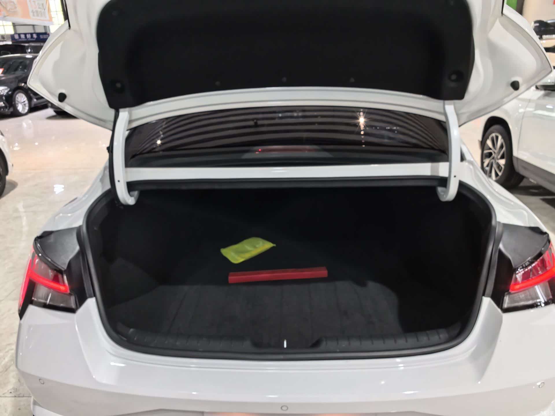 Hyundai Elantra, 2023 3