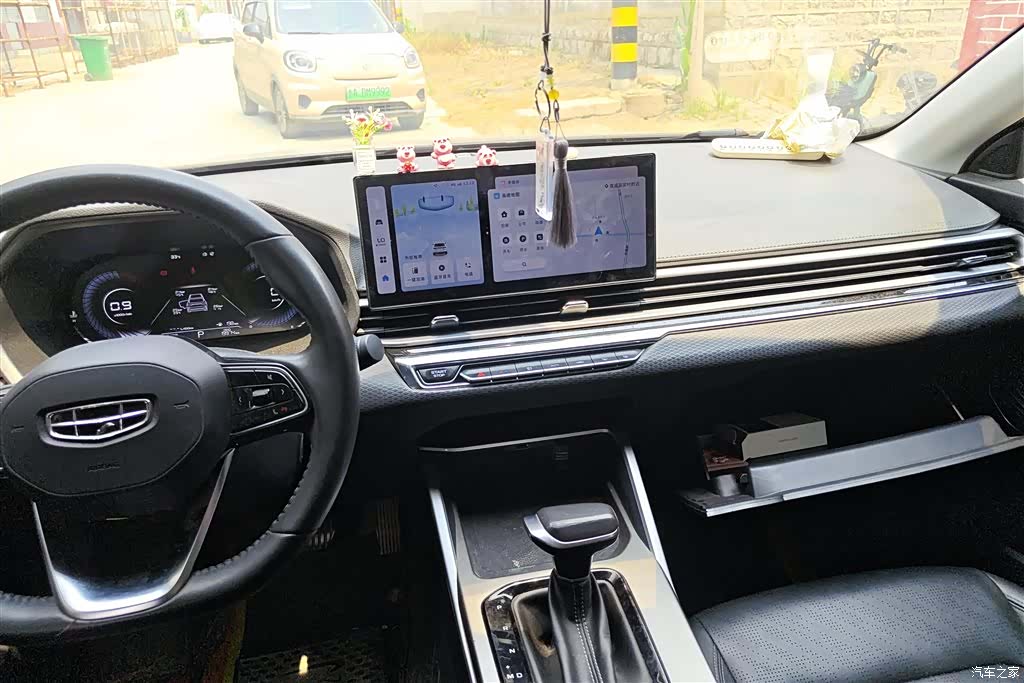 Geely Emgrand, 2023 13