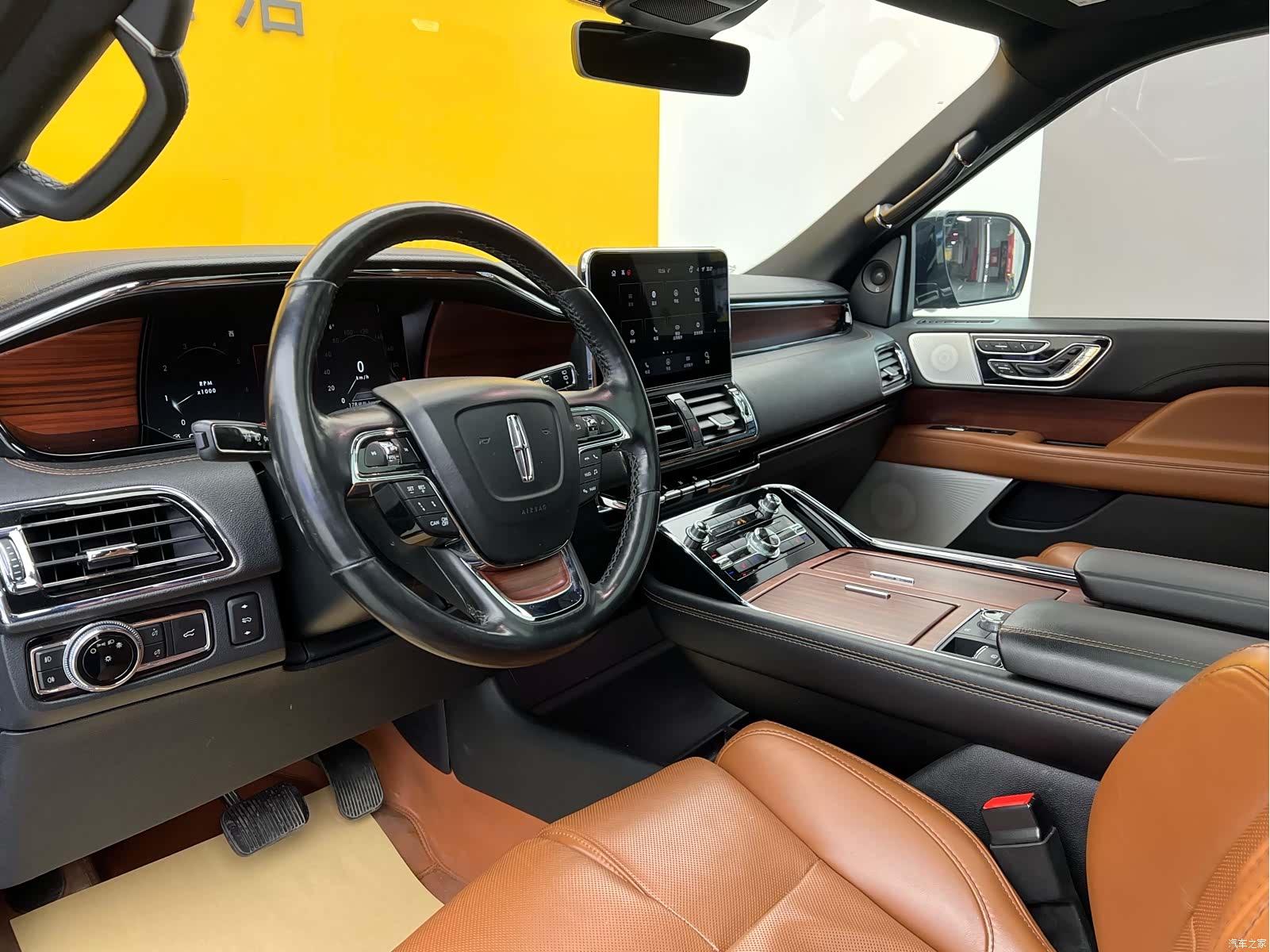Lincoln Navigator, 2021 3