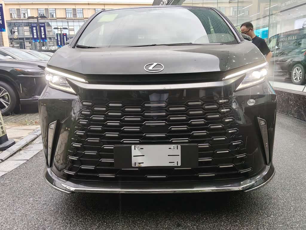 Lexus LM