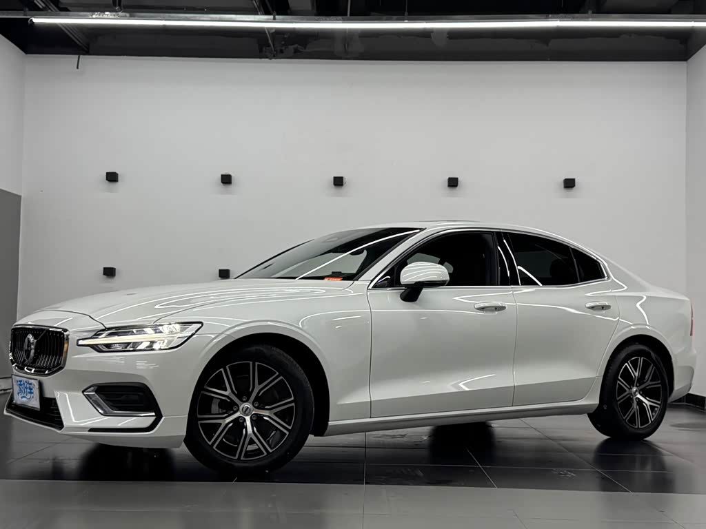 Volvo S60 2025 B4 Luxury