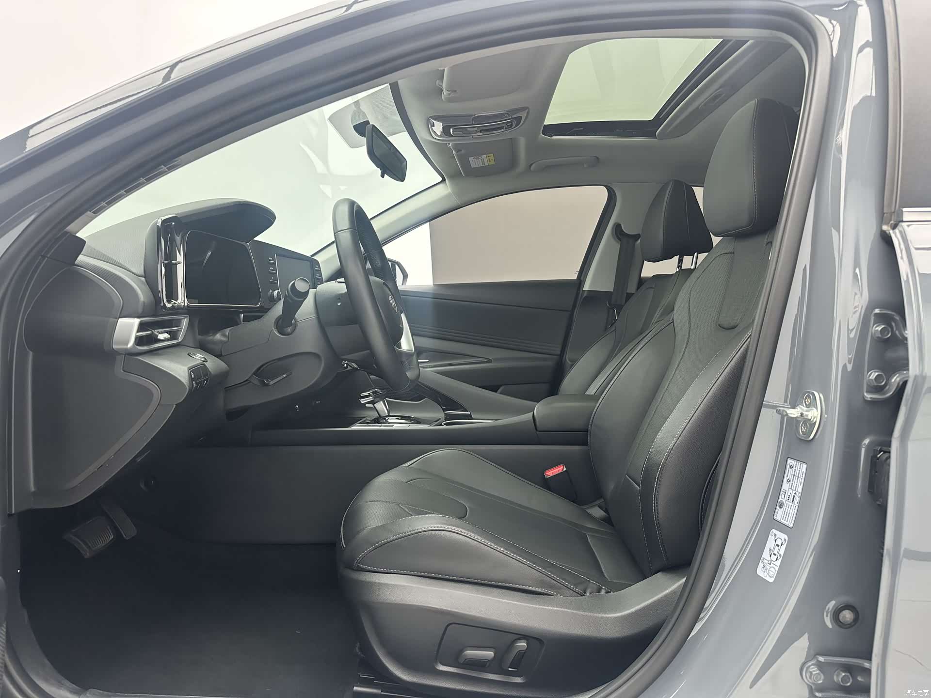 Hyundai Elantra, 2022 все фото