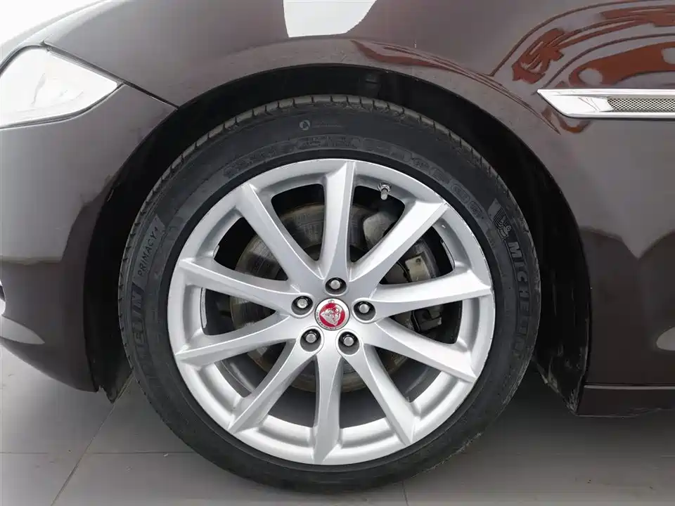 Jaguar XJ Jaguar XJ