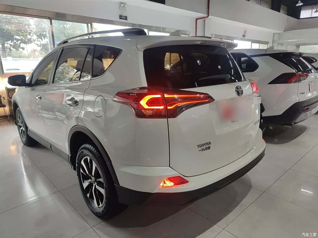 Toyota RAV4, 2018 все фото