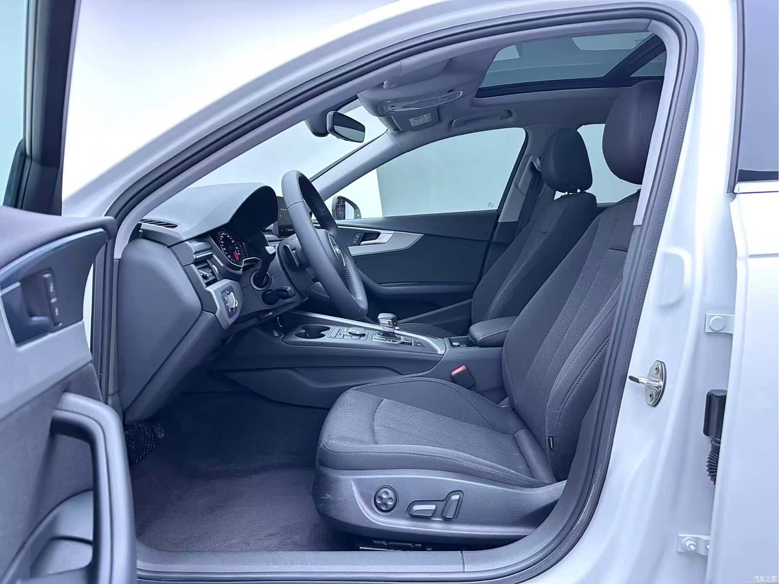 Audi A4L, 2018 все фото