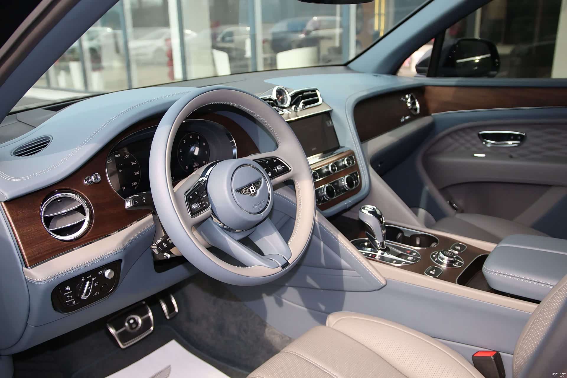 Bentley Bentayga, 2023 7